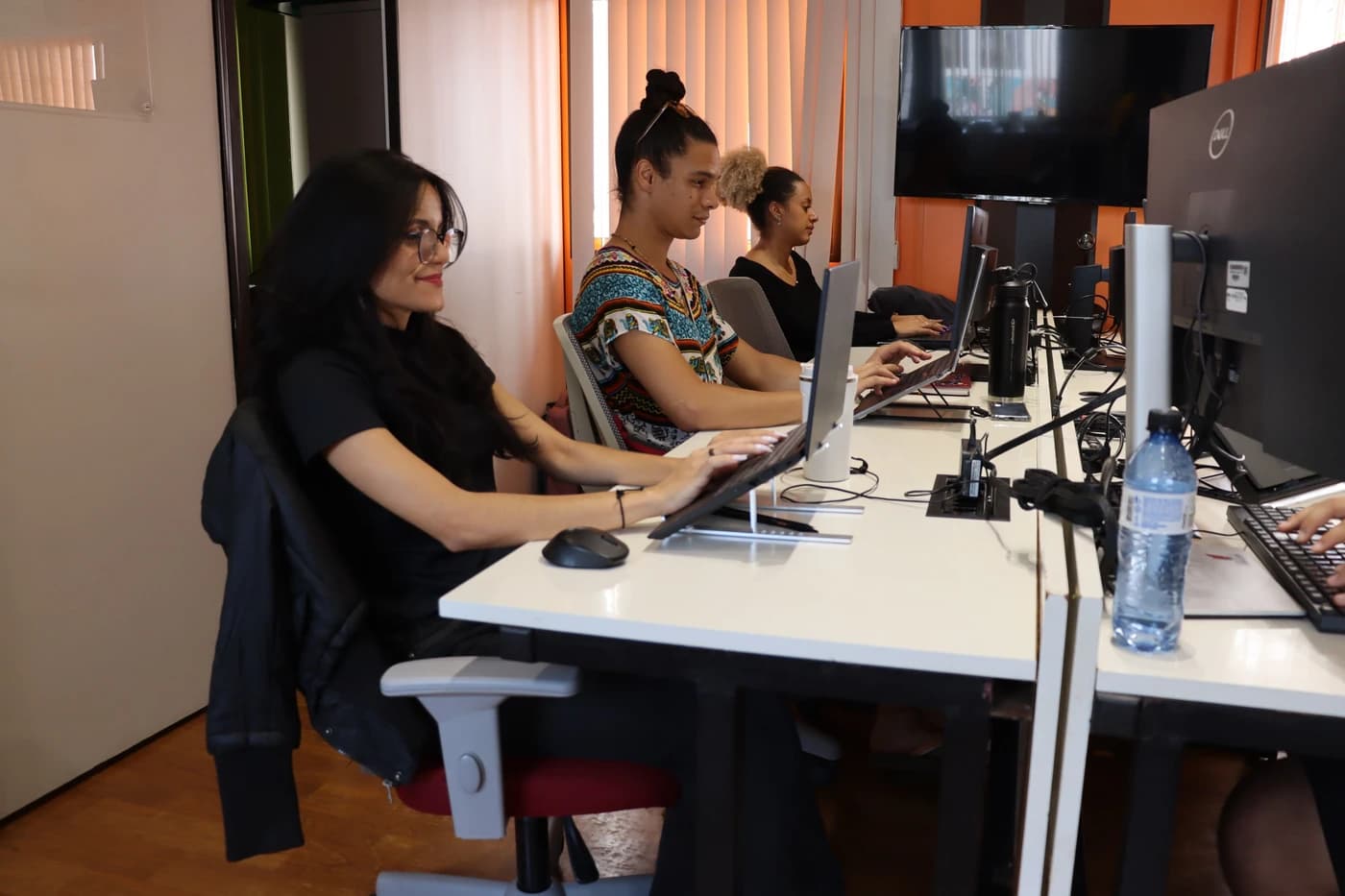 Estudantes e pesquisadores trabalhando no laboratório