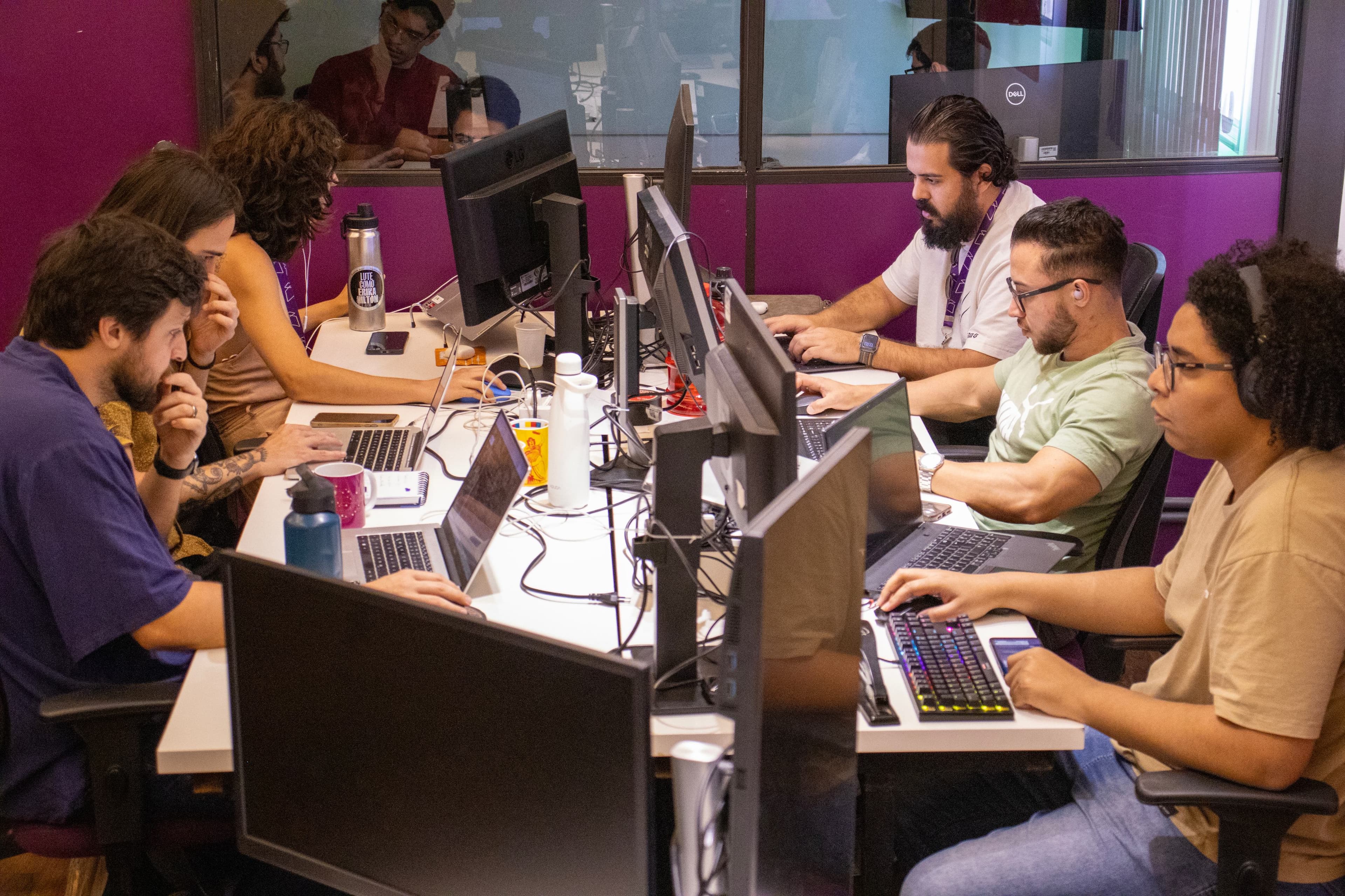 Estudantes trabalhando em projetos de software no Lab Livre